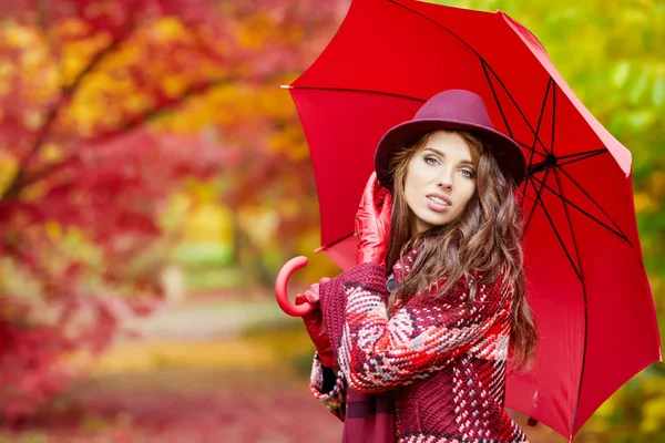 Herfst vrouw in herfst park — Stockfoto