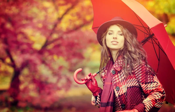 Herfst vrouw in herfst park — Stockfoto