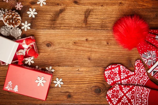 Geschenkboxen mit Tannenzweigen — Stockfoto