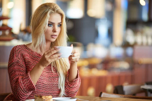 Mujer rubia bebiendo café —  Fotos de Stock