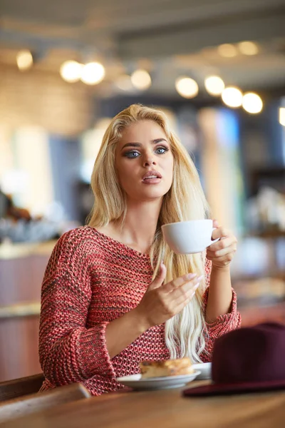 Sarışın kadın içme kahve — Stok fotoğraf
