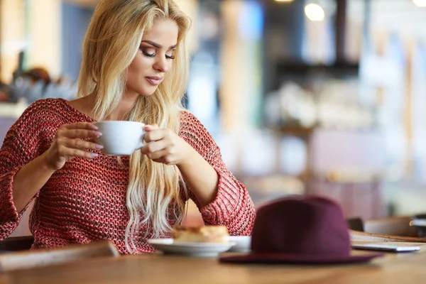Donna bionda che beve caffè — Foto Stock
