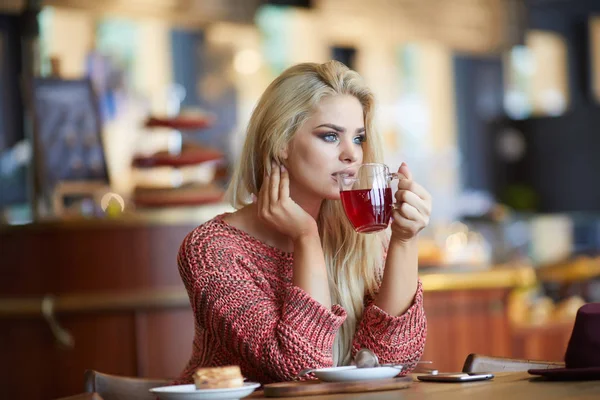 Fiatal, divatos nő italok tea — Stock Fotó