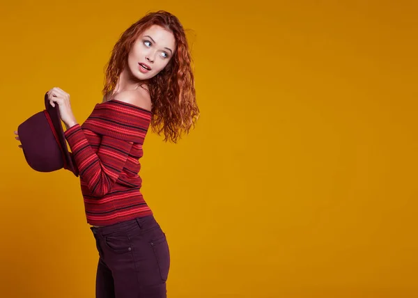 Jonge roodharige vrouw — Stockfoto