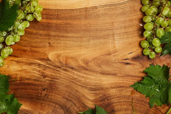 Tahta bir masada üzümler