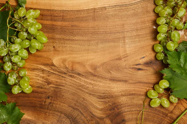 Tahta bir masada üzümler