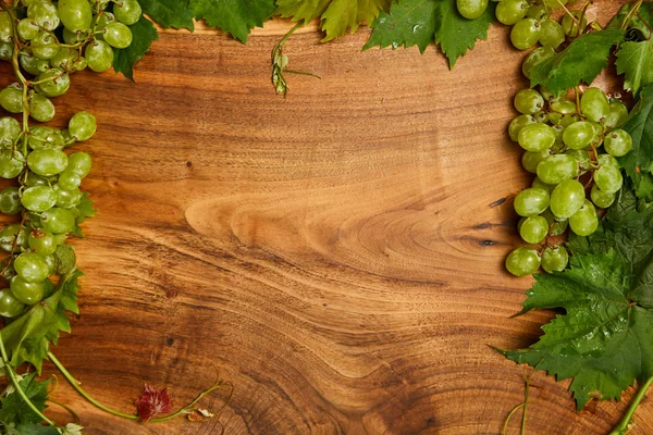 Tahta bir masada üzümler