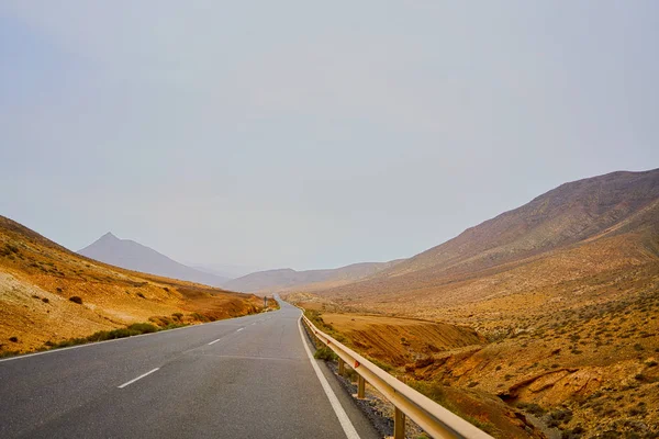 A sivatag közepén áthaladó közúti — Stock Fotó
