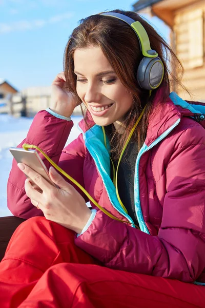 Glückliche Winterfrau mit Kopfhörern — Stockfoto