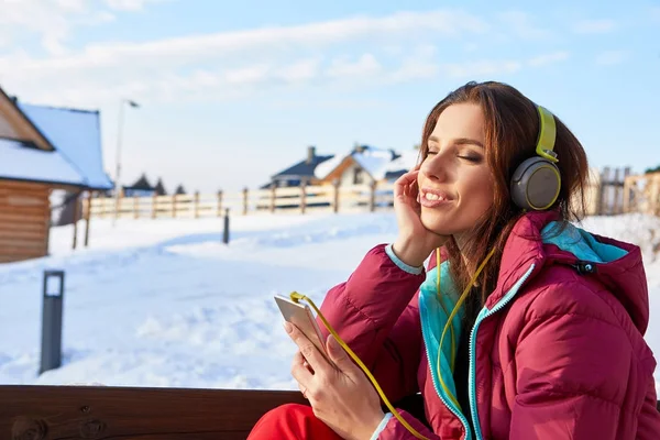 Felice inverno donna con cuffie — Foto Stock