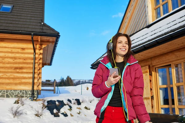 Mulher feliz inverno com fones de ouvido — Fotografia de Stock