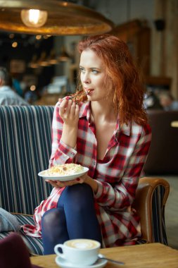 Mutlu genç bayan kahve içiyor. 