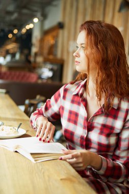 Genç güzel kadın.  