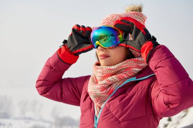 Mutlu genç bayan snowboard resmini  