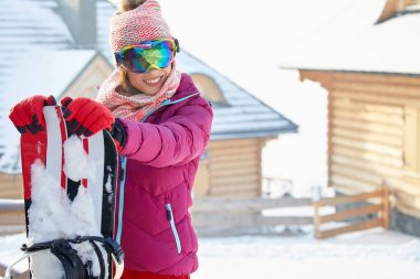 Mutlu genç bayan snowboard resmini  