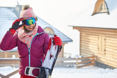 Mutlu genç bayan snowboard resmini  