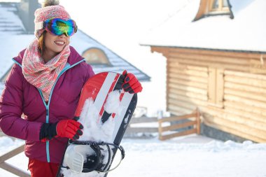 Mutlu genç bayan snowboard resmini  