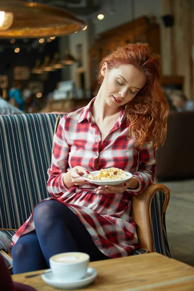 Mutlu genç bayan kahve içiyor. 