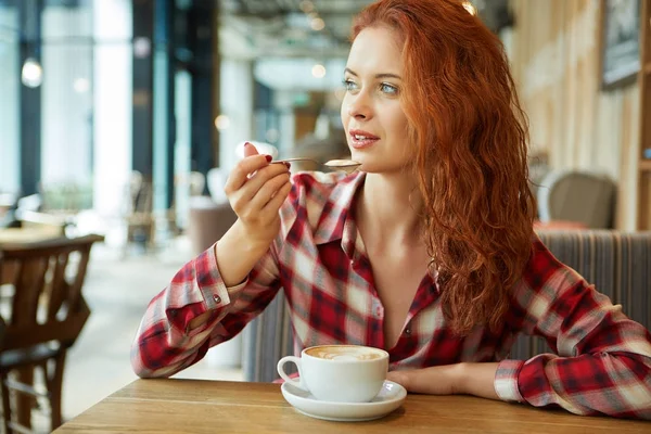 Feliz joven bebiendo café — Foto de Stock