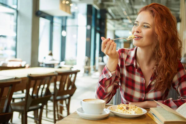 Jonge mooie vrouw — Stockfoto