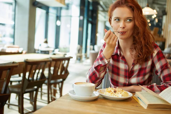 Genç güzel kadın.  