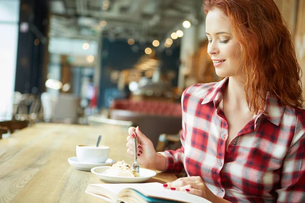 Genç güzel kadın.  