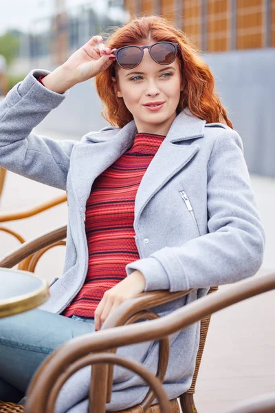 Şehirde Kızıl saçlı kadın — Stok fotoğraf
