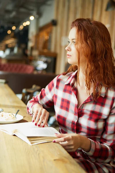 Genç güzel kadın.  