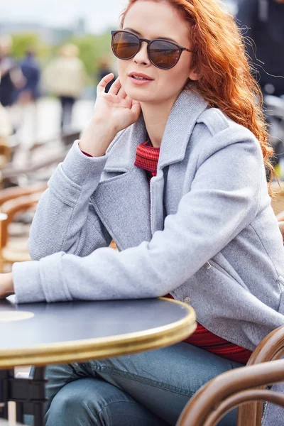 Rousse femme en ville — Photo