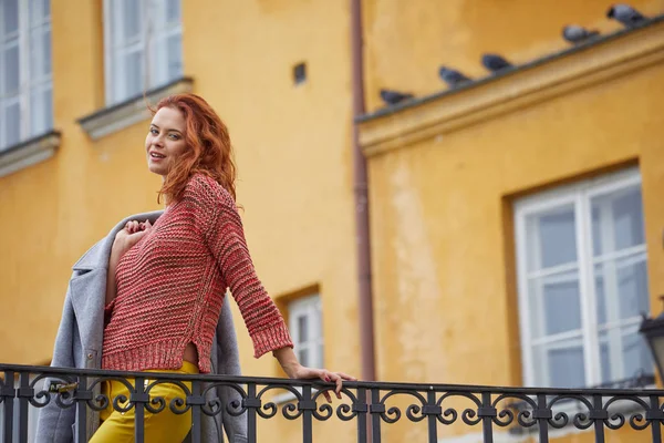 şehirde Kızıl saçlı kadın 