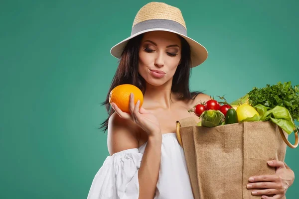 Élelmiszerbolt bevásárló táska tartó boldog női — Stock Fotó