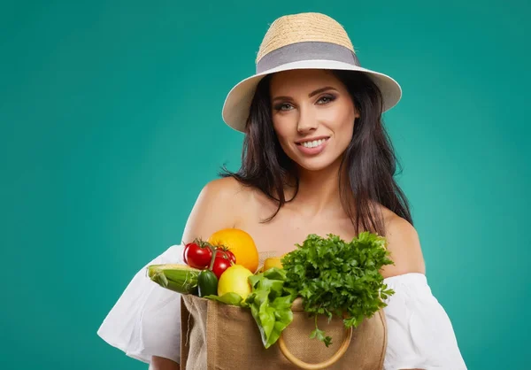 Mujer feliz sosteniendo la bolsa de compras de comestibles —  Fotos de Stock