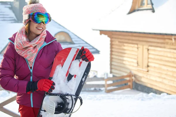 Mutlu genç bayan snowboard resmini  