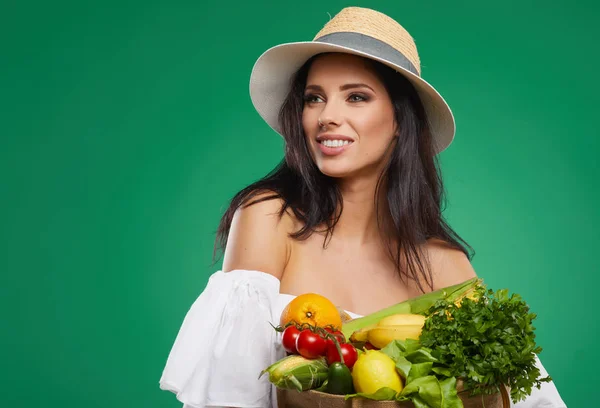 Mujer feliz sosteniendo la bolsa de compras de comestibles —  Fotos de Stock