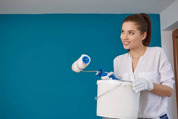 Woman paints and repairs the room — Stock Photo, Image