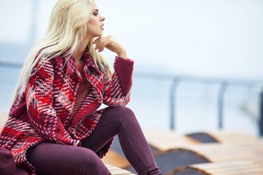 Neşeli gülümseyen genç kadın Caddesi üzerinde.