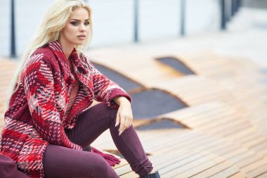 Neşeli gülümseyen genç kadın Caddesi üzerinde.