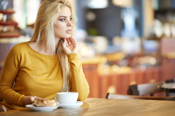 Portret van jonge schitterend meisje — Stockfoto