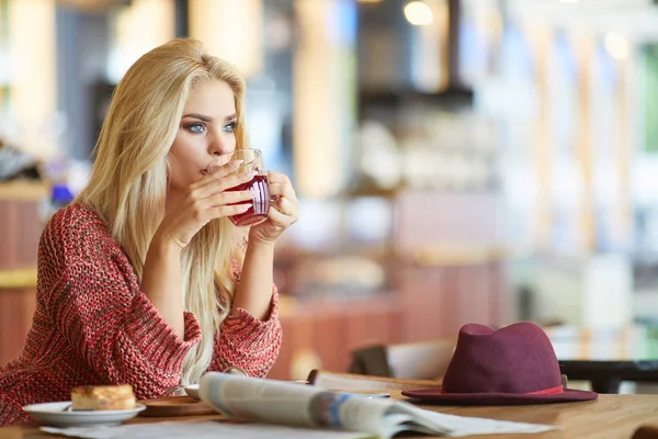 Portret van jonge schitterend meisje — Stockfoto