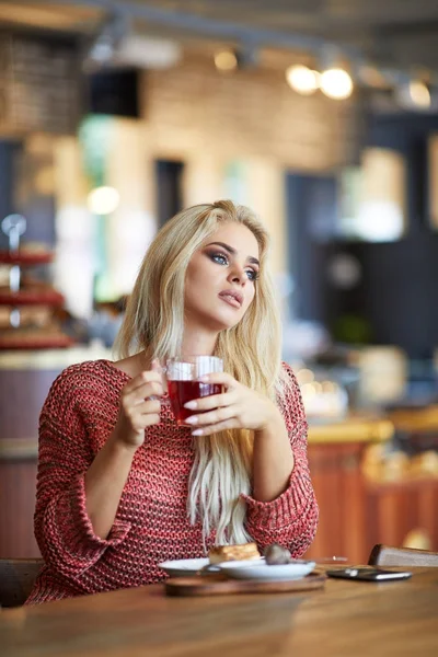 Retrato de joven chica hermosa —  Fotos de Stock