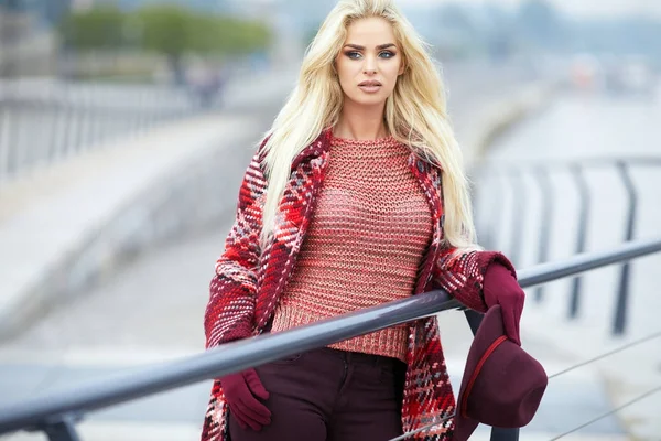 Vrolijk lachende jonge vrouw op straat. — Stockfoto