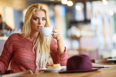 Güzel bir gülümseyen genç kadın 