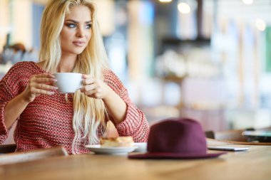 Güzel bir gülümseyen genç kadın 