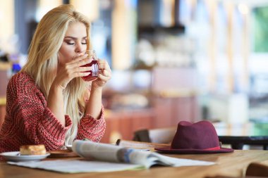 Güzel bir gülümseyen genç kadın 