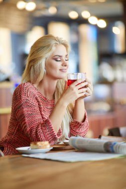 Güzel bir gülümseyen genç kadın 