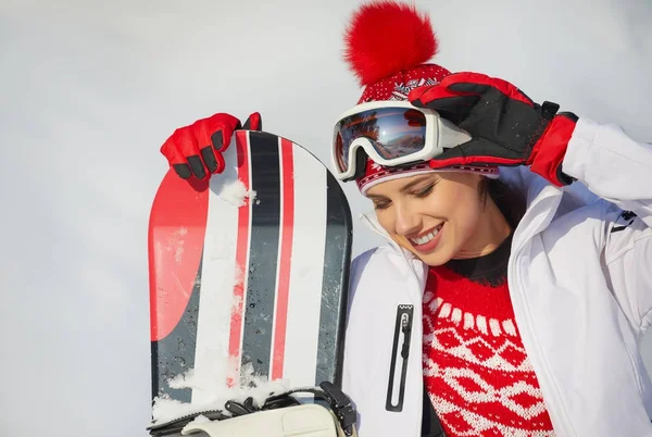 Snowboarder vrouw buitenshuis. — Stockfoto