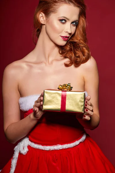 Hermosa chica sexy con regalo de Navidad — Foto de Stock