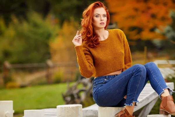 Linda menina de cabelo vermelho — Fotografia de Stock