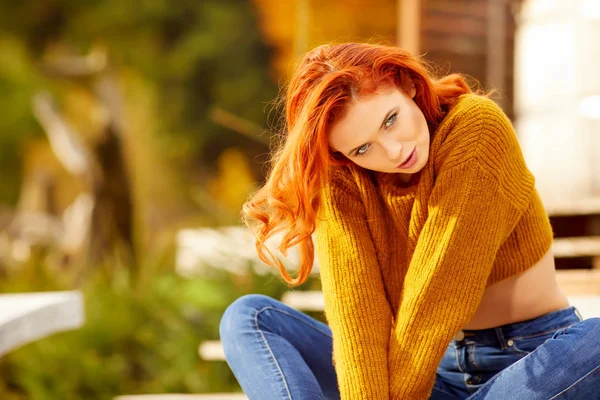 Bella ragazza capelli rossi — Foto Stock