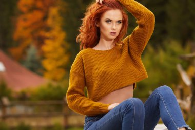 Sonbahar kadını evin bahçesinde. 